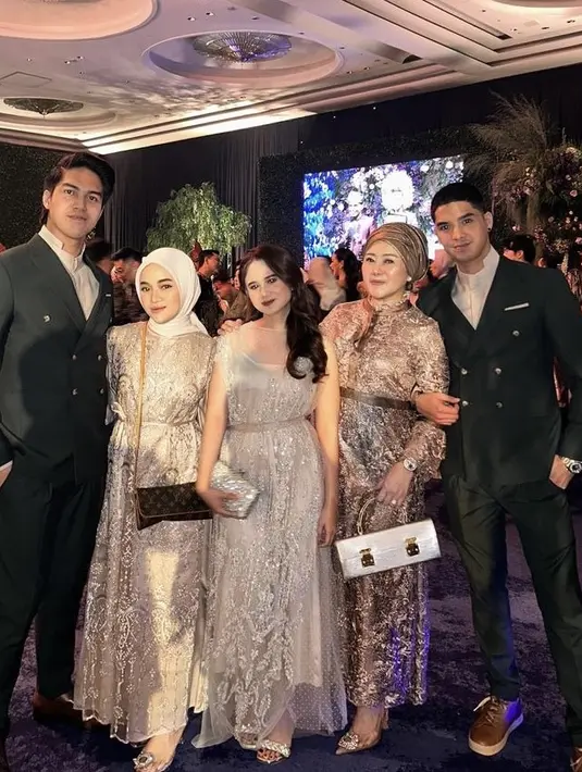 Tissa Biani hadir membawa clutch silver dipadukan dress panjang blink-blink waena earth tone. Dipadukan heels strap nya. [@tissabiani]