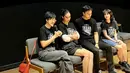 Ia padukan t-shirt film Tukar Takdir dengan rok mini jeans dan sepatu Dr. Martens berwarna hitam [@zaraadhsty]
