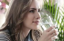 9 Kesalahan Minum Air Putih yang Bisa Berdampak Buruk pada Kesehatan Terutama di Atas Usia 50 Tahun