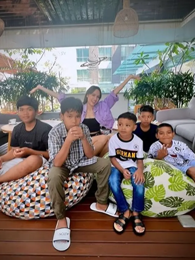 Cinta Laura bersama anak-anak asuhnya (Instagram/claurakiehl)
