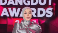 6 Pose Lesti Kejora di Indonesian Dangdut Awards 2025 Indosiar, Tampil Menyala Dengan Gaun Perak
