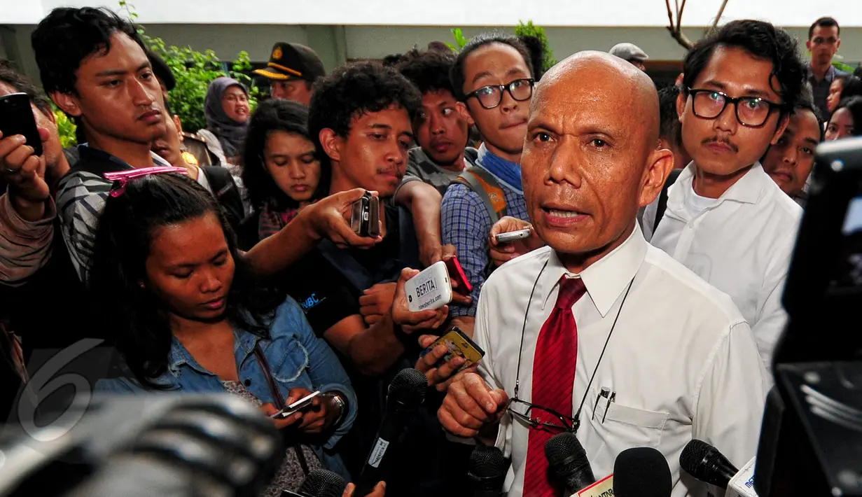 Kuasa hukum Novel Baswedan memberikan keterangan pers usai mengikuti sidang praperadilan Novel Baswedan di PN Jaksel, Selasa (9/6/2015).  Hakim tunggal Zuhari menolak gugatan praperadilan yang diajukan Novel Baswedan (Liputan6.com/Yoppy Renato)