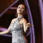 Penampilan Zaskia Gotik di Konser Raya 22 Tahun Indosiar. (Herman Zakharia/Liputan6.com)