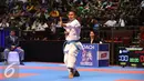 Karateka Jawa Barat, Rahmad saat berlaga di final Kata Putra Perorangan PON XIX di GOR Sabuga, Bandung, Minggu (18/9). Rahmad berhasil meraih emas setelah unggul atas karateka Jambi, Erlando Stevano. (Liputan6.com/Helmi Fithriansyah)