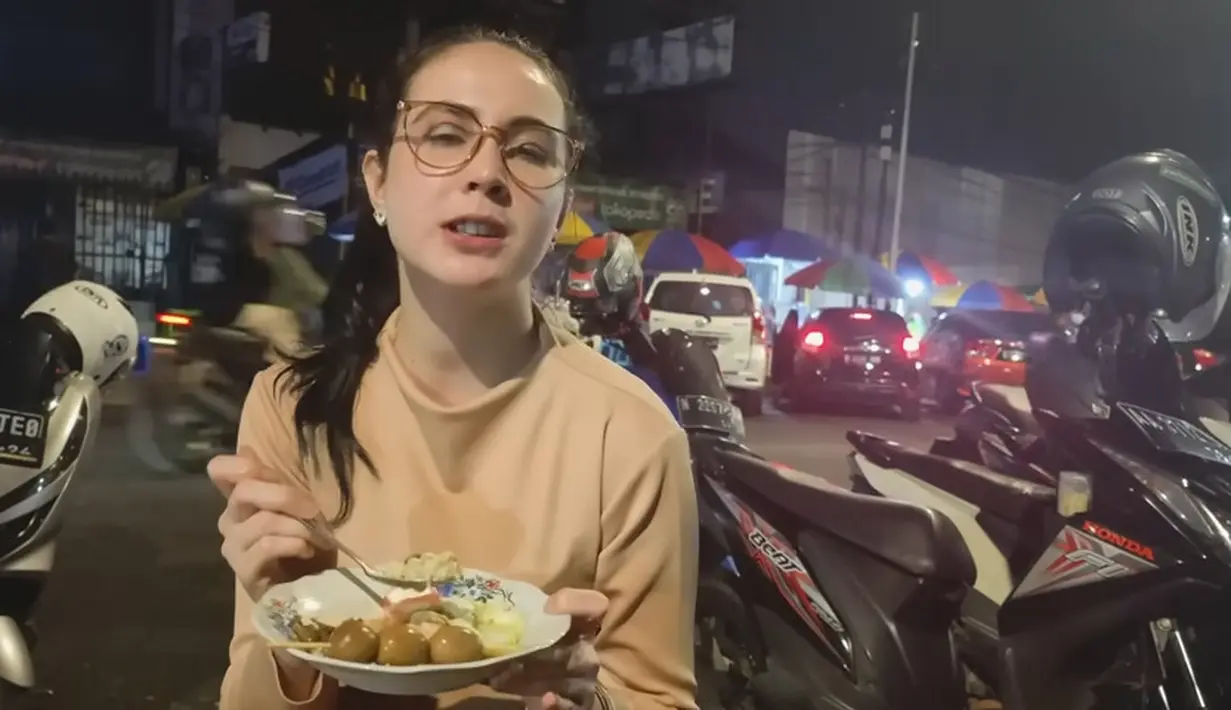 Salah satu menu yang ramai adalah gulai tikungan (gultik). Perempuan tiga orang anak itu  tampak santai menikmati gultik. [Youtube/arumibachsin_94]