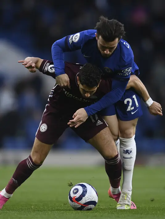 Penyerang Leicester City, Ayoze Perez berebut bola dengan bek Chelsea, Ben Chilwell dalam laga pekan ke-37 Liga Inggris di Stamford Bridge, London, Rabu (19/5/2021) dinihari WIB. Chelsea menang 2-1 saat menjamu Leicester City. (Glyn Kirk/Pool via AP)