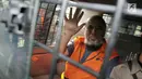Mantan Hakim Konstitusi, Patrialis Akbar melambaikan tangan dari dalam mobil tahanan usai menjalani pemeriksaan di gedung KPK, Jakarta, Selasa (23/5). KPK hari ini melimpahkan seluruh berkas dan tersangka ke penuntut umum. (Liputan6.com/Helmi Afandi)