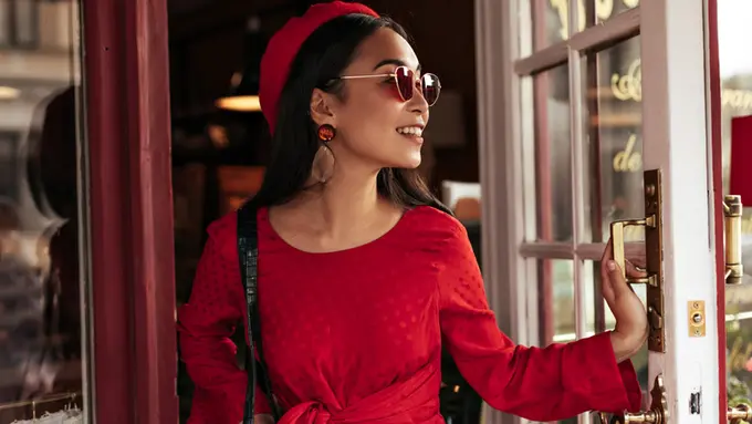 perempuan percaya diri dan bahagia