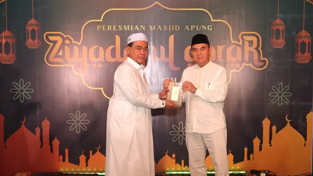 Wakaf ratusan mushaf  PT Borneo Indobara diterima oleh Bupati Tanah Bumbu, HM Zairullah Azhar ini berlangsung selepas peresmian Masjid Apung Ziyadatul Abrar di Pantai Pagatan Kabupaten Tanah Bumbu, Minggu (26/11/2023). (Dok Sinar Mas)