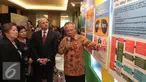 Menteri PUPR, Basuki Hadimuljono (kanan) memberikan penjelasan kepada Menteri Pengembangan Perkotaan Afghanistan Sayed Sadat Mansor Naderi saat menghadiri Asia Pasifik Urban Forum (APUF) ke-6 di Jakarta, Senin (19/10/2015). (Liputan6.com/Angga Yuniar)