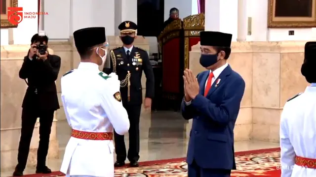 Presiden Jokowi mengukuhkan delapan anggota Paskibraka yang akan bertugas pada upacara HUT ke-75 RI di Istana