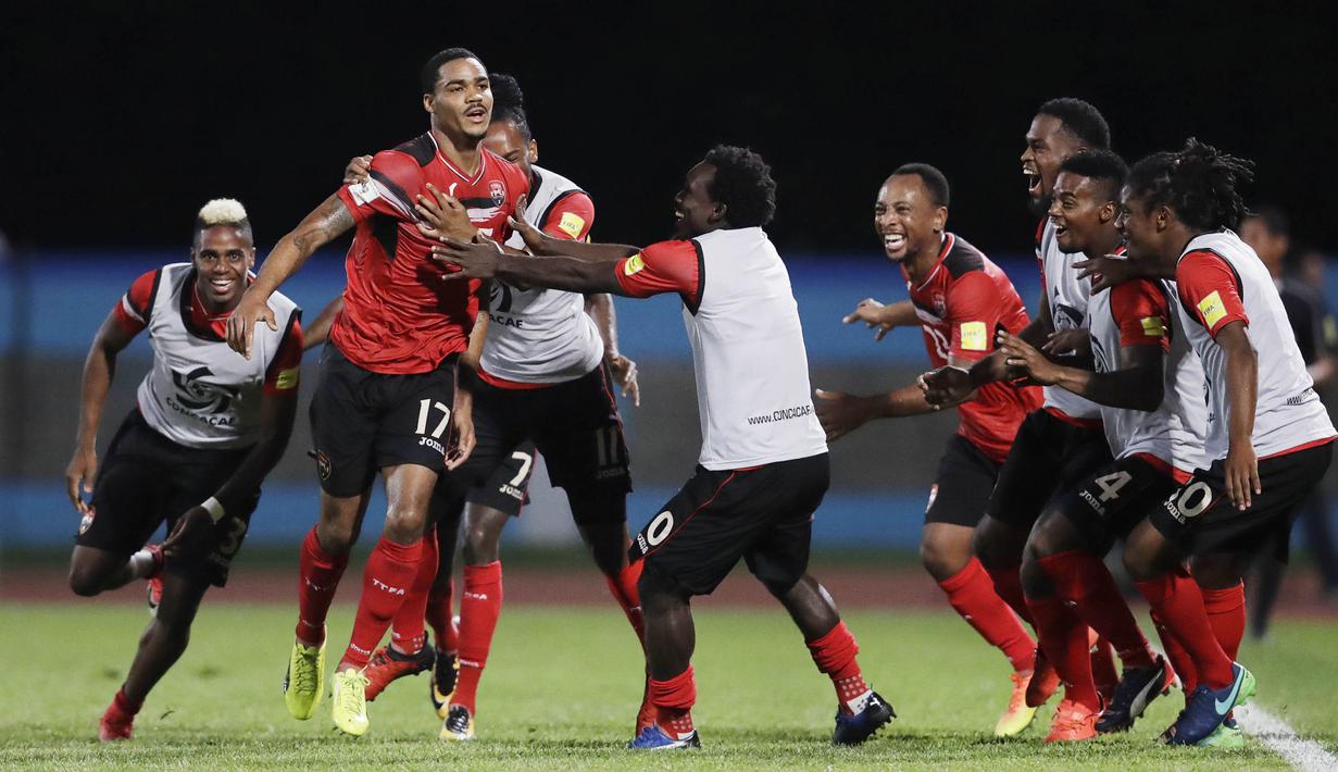Pemain Trinidad Tobago merayakan gol yang dicetak oleh Alvin Jones ke gawang Amerika Serikat pada laga kualifikasi Piala Dunia di Stadion Ato Boldon, Selasa (10/10/2017). Trinidad dan Tobago menang 2-1 atas  Amerika Serikat. (AP/Rebecca Blackwell)