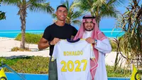 Cristiano Ronaldo resmi bertahan di klub Arab Saudi, Al Nassr, setelah sepakat memperpanjang masa baktinya hingga 2027. (X/Al Nassr)