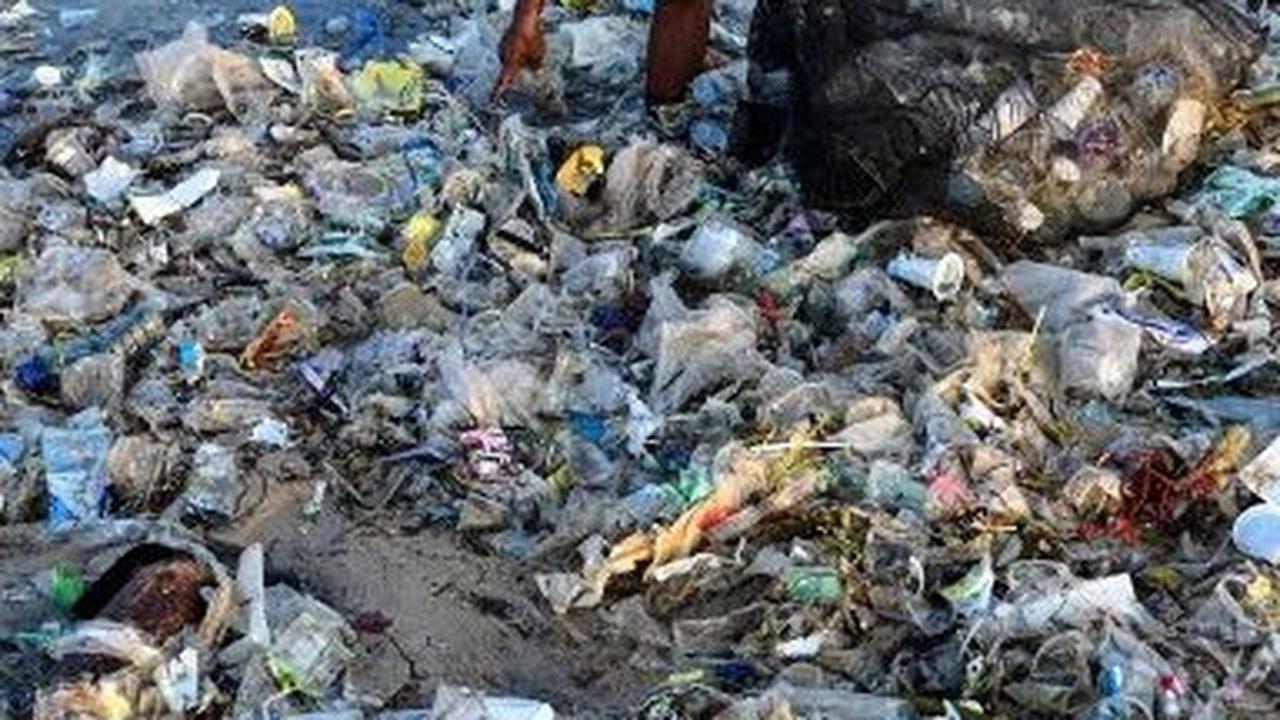 Lautan sampah ini tampak merusak keindahan Pantai Kedonganan yang menjadi salah satu daya tarik wisatwan di Kuta.&nbsp;Sonny Tumbelaka/AFP