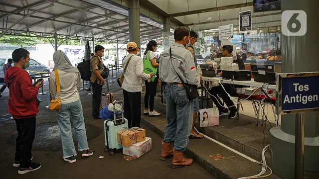 FOTO: Stasiun Pasar Senen Sediakan Tes PCR Untuk Calon Penumpang KA Jarak Jauh
