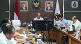 Menteri Koordinator bidang Pembangunan Manusia dan Kebudayaan (Menko PMK) Muhadjir Effendy (tengah) bersama Menteri Kesehatan Budi Gunadi Sadikin (kanan) saat melakukan rapat koordinasi di Jakarta, Senin (1/7/2024). (Liputan6.com/Angga Yuniar)