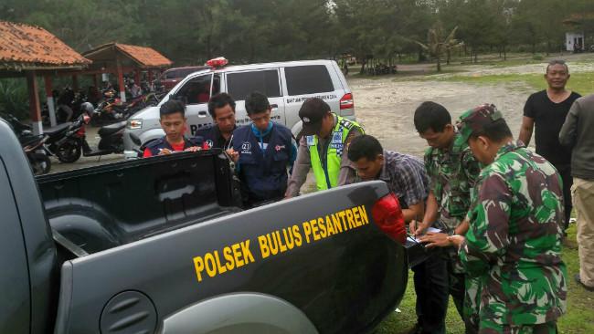 Sepasang muda-mudi asal Kabupaten Purbalingga hanyut terbawa ombak Pantai Setrojenar, Kecamatan Bulus Pesantren, Kabupaten Kebumen, Jawa Tengah, Minggu 5 November 2017. (Liputan6.com/Galuh Widoera/dok. Basarnas)