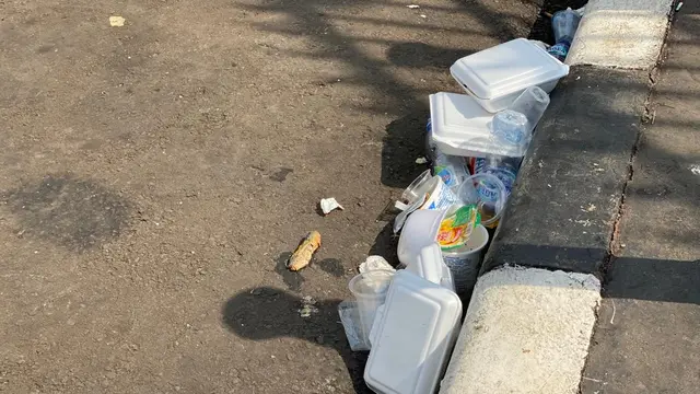Sampah sisa makanan dari para demonstran di depan Gedung DPR RI hari ini, Selasa, 11 Juli 2023.