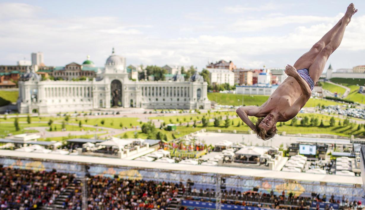 Peloncat indah Inggris Raya, Gary Hunt, saat beraksi di nomor High Diving 27m dalam Kejuaraan Dunia Akuatik 2015 di Kazan, Rusia. (5/8/2015). (Reuters/Hannibal Hanschke)
