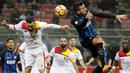 Duel pemain Inter Milan, Matias Vecino (kanan) dengan pemain Benevento, Massimo Coda pada lanjutan Serie A Italia di San Siro stadium, Milan, (24/2/2018). Inter menang 2-0. (AP/Antonio Calanni)