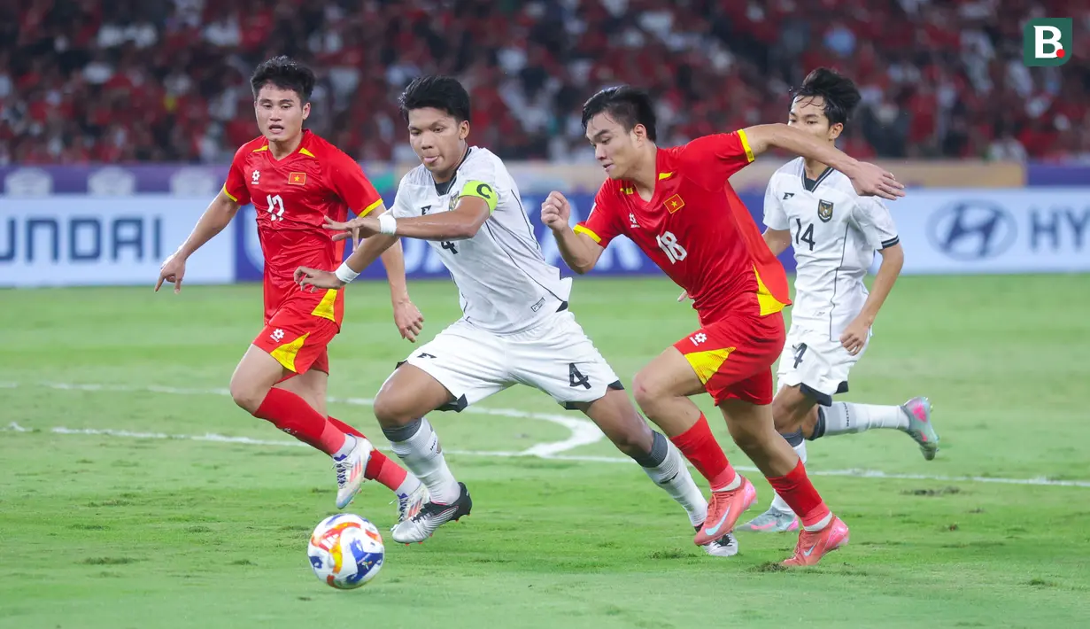 Pemain Timnas Indonesia U-23, Kadek Arel, berebut bola dengan pemain Vietnam, Cong Phuong Nguyen , pada laga final Piala AFF U-23 2025 di Stadion Utama Gelora Bung Karno (SUGBK), Jakarta, Selasa (29/7/2025) malam WIB. (Bola.com/M Iqbal Ichsan)