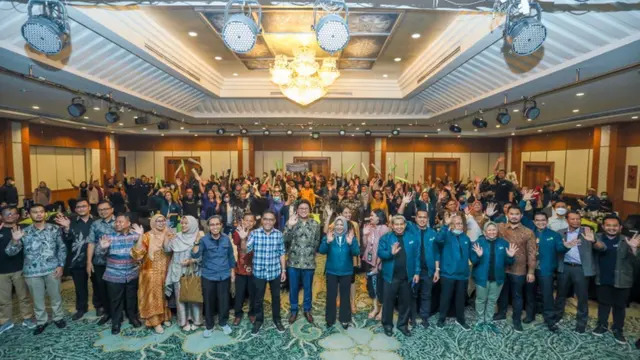 Pernghargaan Kementerian Koperasi dan UKM untuk Pusat Layanan Usaha Terpadu KUKM dan konsultan PLUT. (Dok KemenkopUKM)