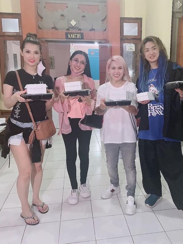 Kebersamaan Miyabi alias Maria Ozawa bareng Evelyn Nada Anjani di Bali