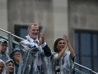 Raja Felipe VI dari Spanyol dan istrinya Ratu Letizia bertepuk tangan saat menghadiri upacara pembukaan Olimpiade Paris 2024, Kamis (26/7/2024). (Loic VENANCE / POOL / AFP)