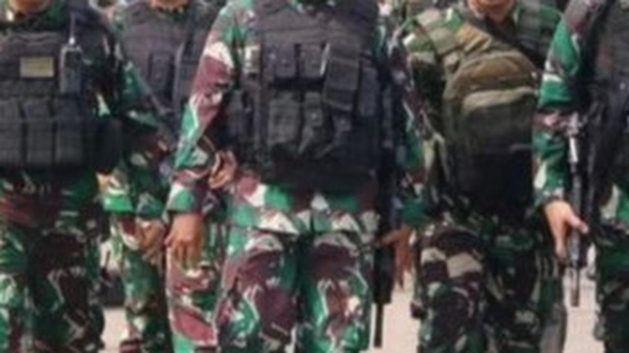 Pangkostrad Letjen TNI Saleh Tenteng Senjata Tembus Zona Hitam Papua, Dikawal Ketat Pasukan