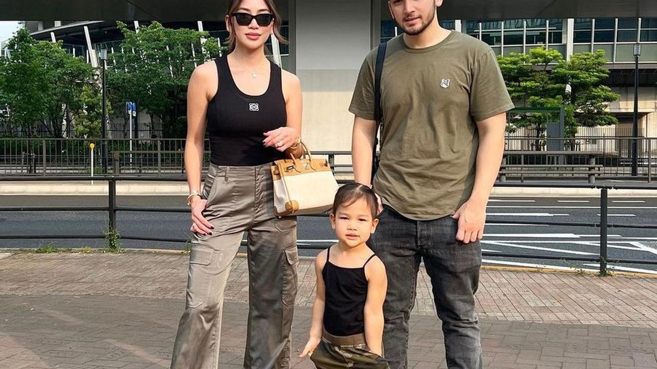 Kezia yang telah menjalin kasih dengan Aditya sejak keduanya masih duduk di bangku SMA memutuskan untuk menjadi seorang mualaf saat menikah.
