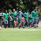 Pemain Timnas Indonesia U-23 berlari saat latihan di Lapangan ABC Senayan, Kompleks GBK, Jakarta, Selasa (20/2). Jelang berlaga di Asian Games 2018, pemain Timnas Indonesia U-23 kembali melakukan pemusatan latihan. (Liputan6.com/Helmi Fithriansyah)