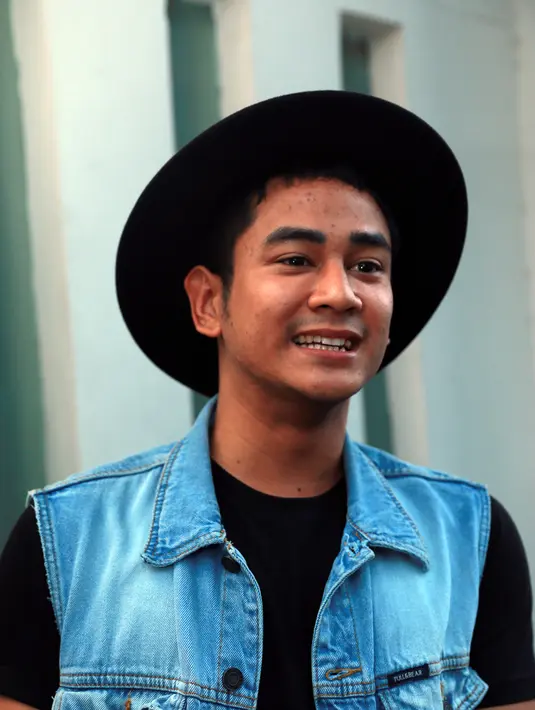 "Kalo jujur, bilang nggak cemburu bohong kalo gue bilang engga. Gue nggak bisa ngomong apa-apa. Jadi ya cuma bisa hahhh... yaudah terima aja. Ya mungkin sekarang mereka lagi senang," kata Dwi Andhika. (Wimbarsana/Bintang.com)