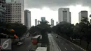 Arus lalu lintas di Jalan Sudirman-Gatot Subroto terlihat lancar, Jakarta, Kamis (22/03). Akibat aksi unjuk rasa yang dilakukan sopir taksi membuat jalan di kawasan ini menjadi lengang. (Liputan6.com/Faisal R Syam)