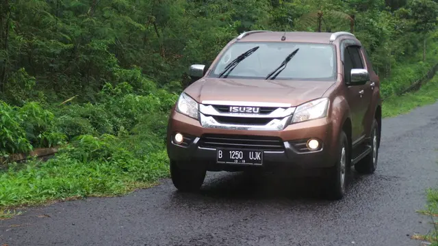 Menjajal Ketangguhan Isuzu MU-X, "The Real SUV Seven Seater"
