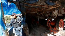 Polisi Peru saat berjaga di kamp pertambangan emas ilegal di Salpo, Pegunungan Andes, La Libertad (25/5). Aksi ini untuk memberantas penambang-penambang emas ilegal yang masih menyebar di sekitar Pegunungan Andes. (REUTERS / Mariana Bazo)
