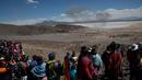 Penduduk menyaksikan tentara Bolivia melakukan pertempuran "Canchas Blancas," yang terjadi pada tahun 1879 selama Perang Pasifik ketika Bolivia kalah dari Chili di Canchas Blancas, Bolivia (28/3). (AP Photo/Juan Karita)