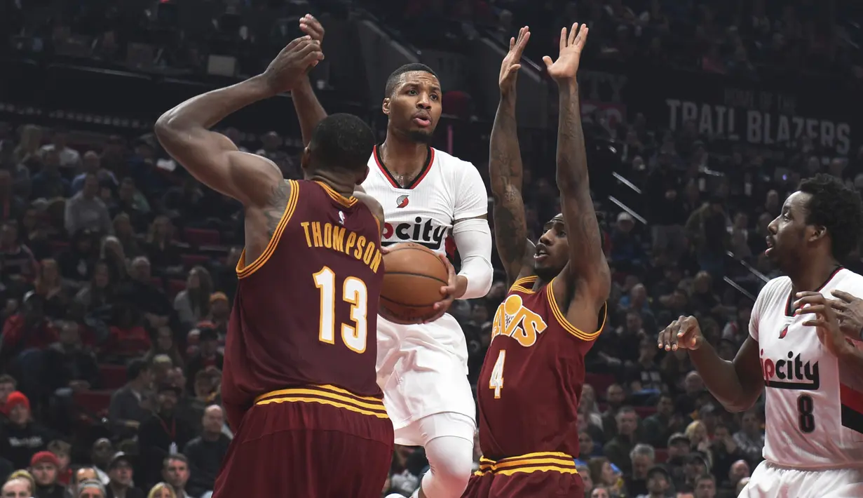 Pemain Portland Trail Blazers, Damian Lillard mencoba keluar dari tekanan para pemain Cleveland Cavaliers pada laga NBA basketball game di oda Center, Portland (11/1/2016). Blazers menang 102-86.  (AP/Steve Dykes)