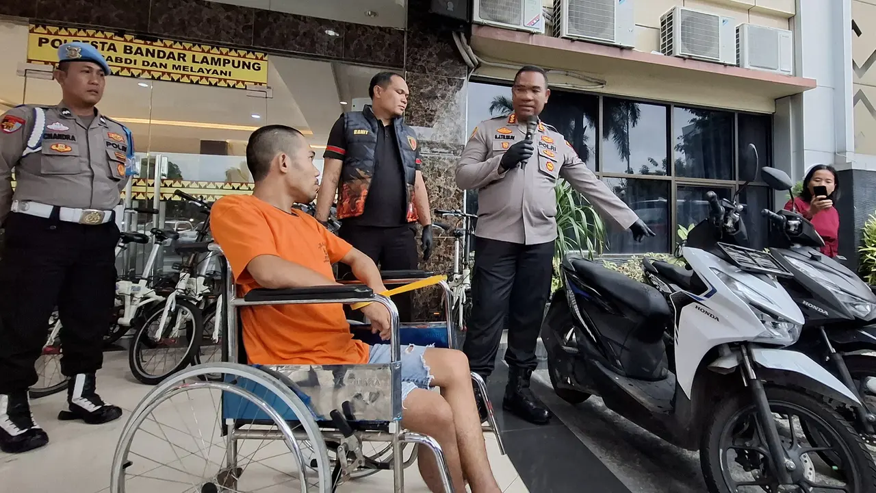 Tersangka Irvan dan barang bukti dua sepeda motor yang berhasil diamankan polisi dari hasil pencurian.