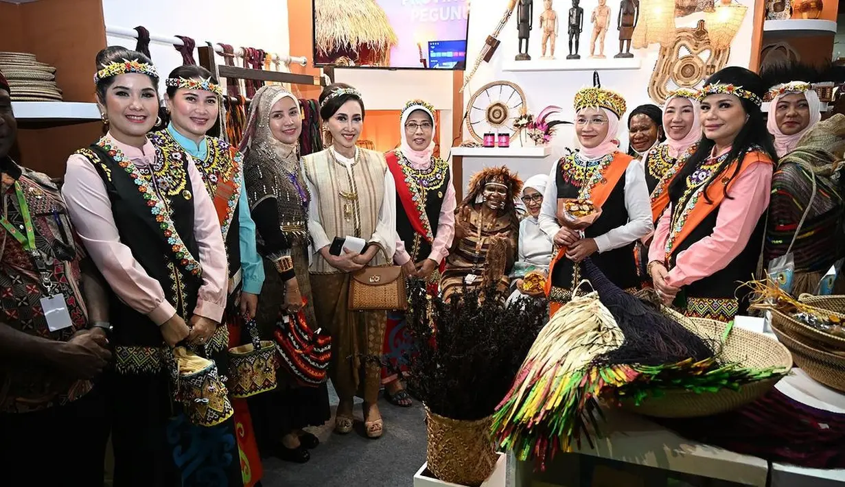 Penampilannya itu kompak bersama ibu-ibu anggota OASE KIM lainnya. Tampak Wury Ma’ruf  Amin hingga Yanti Airlangga  yang juga mengenakan baju adat Dayak lengkap dengan aksesorinya.  [@annisayudhoyono].