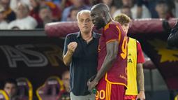 Pelatih AS Roma, Jose Mourinho, memeberikan arahan kepada Romelu Lukaku saat melawan Empoli pada laga Liga Italia di Stadion Olimpico, Roma, Senin (18/9/2023). (AP Photo/Alessandra Tarantino)