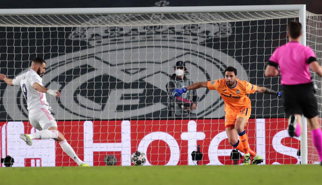 Striker Real Madrid, Karim Benzema, mencetak gol ke gawang Atalanta pada laga Liga Champions di Stadion Alfredo di Stefano, Rabu (17/3/2021). Real Madrid menang dengan skor 3-1. (AP/Bernat Armangue)