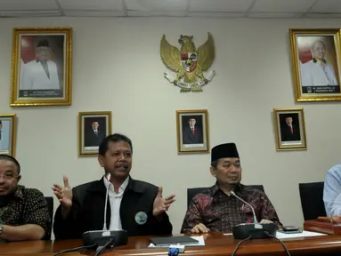 Ketua F-PKS di DPR Jazuli Juwaini (kedua kanan) dan Kasubdit Peran Serta Masyarakat BNN Dik Dik Kusnadi (kedua kiri) saat tes urine bagi semua anggota DPR fraksi PKS  di Komplek Parlemen Senayan, Jakarta, Kamis (26/3/2015). (Liputan6.com/Andrian M Tunay)