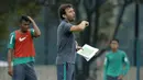 Pelatih Timnas Indonesia, Luis Milla, memberikan arahan kepada anak asuhnya saat sesi latihan di Lapangan ABC, Senayan, Kamis (18/1/2018). Jelang Asian Games 2018, Luis Milla terus benahi lini pertahanan Timnas. (Bola.com/M Iqbal Ichsan)