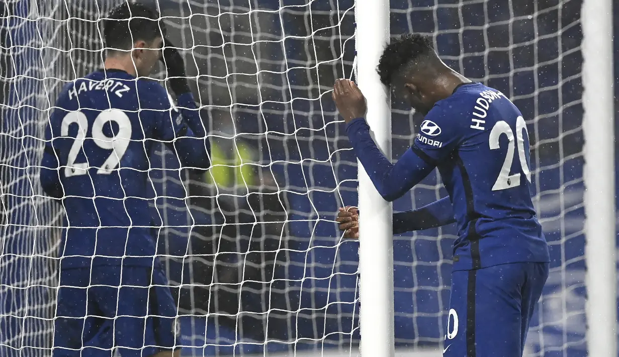 Dua gelandang Chelsea, Callum Hudson-Odoi (kanan) dan Kai Havertz Thomas Tuchel tampak kecewa di muka gawang Wolverhampton dalam laga lanjutan Liga Inggris 2020/21 pekan ke-20 di Stamford Bridge, Rabu (27/1/2021). Chelsea bermain imbang 0-0 dengan Wolverhampton. (Pool via AP/Neil Hall)