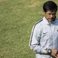 Pelatih Timnas Indonesia U-19, Indra Sjafri, memimpin latihan di Lapangan ABC Senayan, Jakarta, Selasa (18/9/2018). Latihan ini merupakan persiapan jelang Piala AFC U-19. (Bola.com/Vitalis Yogi Trisna)