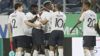 Gelandang timnas Prancis, Paul Pogba, menerima ucapan selamat dari rekan setim setelah membobol gawang Rusia pada laga uji coba di Stadion Saint-Petersburg, Rabu (28/3/2018) dini hari WIB. (AP Photo/Dmitri Lovetsky)