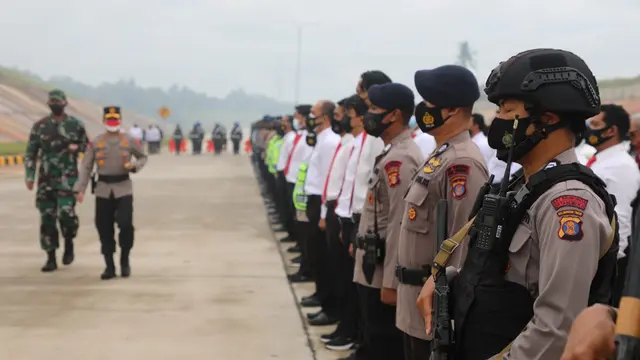 Ribuan personel TNI/Polri dalam pengamanan kedatangan Presiden Joko Widodo di Kaltim, Senin (23/8/2021). Foto istimewa