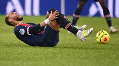 Neymar merupakan pemain yang memiliki keahlian dalam menggiring bola dan melewati lawan. Di sisi lain, pemain PSG tersebut juga dianggap sebagai sosok yang kerap melakukan diving karena gampang terjatuh jika bersentuhan dengan lawan, khususnya di dalam kotak pinalti. (Foto: AFP/Franck Fife)