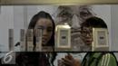 Pengunjung mengamati sejumlah alat kecantikan saat digelarnya pameran alat kecantikan di Jakarta Convention Center (JCC), Jakarta, Sabtu (17/10). Acara akan berlangsung hingga 17 Oktober 2015. (Liputan6/Johan Tallo)