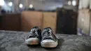 Sepasang sepatu milik seorang imigran dijemur di sebuah gudang tak terpakai yang dijadikan tempat tinggal di Belgrade, Serbia, 11 November 2016. Menurut badan pengungsi PBB, sekitar 6.400 imigran saat ini terdaftar di Serbia. (REUTERS/Marko Djurica)